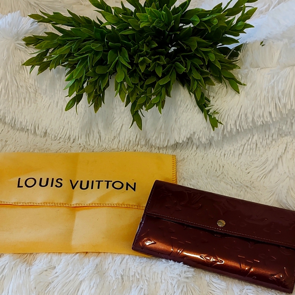 EUC Authentic Louis Vuitton Monogrammed Vernis long wallet and dust bag